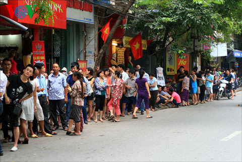 Kinh hãi cảnh đánh chửi vì xếp hàng mua bánh trung thu