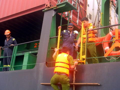 Khám nghiệm con tàu 20.000 tấn gây tai nạn