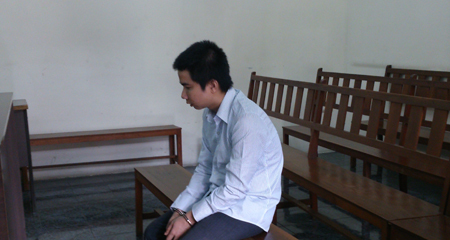 Gã trai bám theo cô gái vào nhà vệ sinh nữ cướp tiền