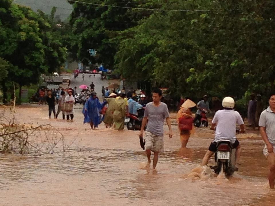 Dân vùng cao chạy lụt