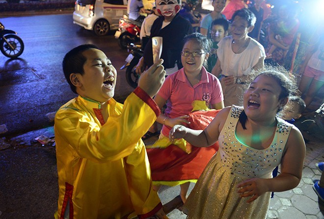 Tưng bừng múa lân, thổi lửa, phá cỗ Trung thu