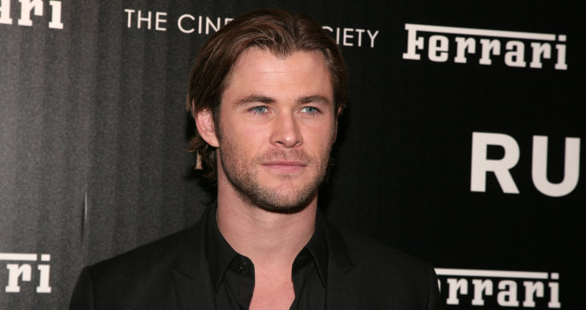 Chris Hemsworth xấu hổ vì đóng cảnh nude