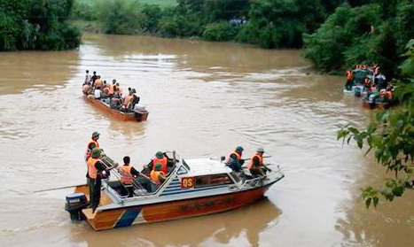 Hình ảnh cứu hộ quần thảo tìm ô tô 7 chỗ bị lũ cuốn