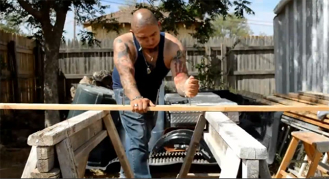 Dùng tay không cắm ngập đinh vào gỗ