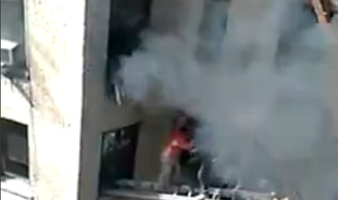 Người hùng mạo hiểm giải cứu hàng xóm cháy nhà