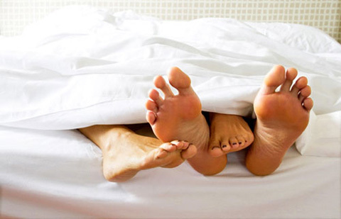 Nữ chủ nhà 'vui vẻ' với khách vì nhầm tưởng chồng