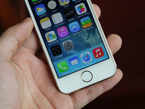 Tiếp viên hàng không 'xách tay' 50 iPhone 5S