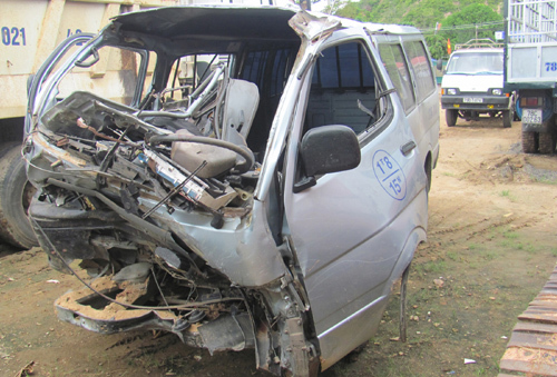 Xe ô tô chở gỗ đè chết hai người