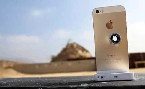 Dùng súng bắn xe bọc thép hành hạ 