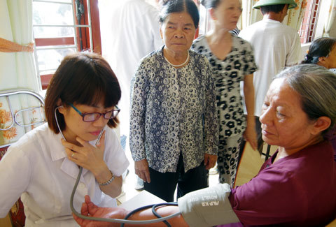 Tấm lòng bác sĩ Hà Nội với người dân nghèo trên đảo Cô Tô