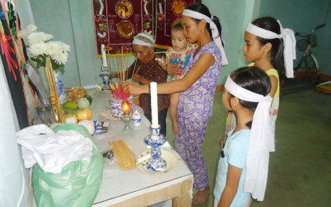 Tương lai mịt mù của ba đứa trẻ học giỏi mồ côi cha