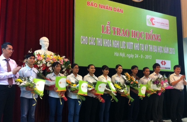 20 thủ khoa nghèo được vinh danh và trao học bổng