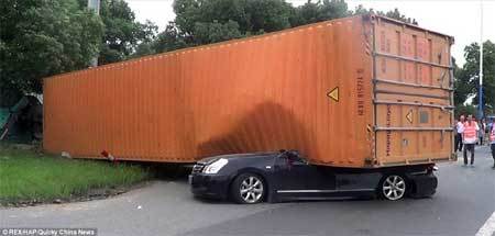 Thoát chết kỳ diệu dù bị container đè bẹp dí