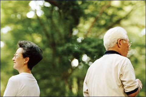 Vợ chồng già bất hòa vì “chuyện ấy”