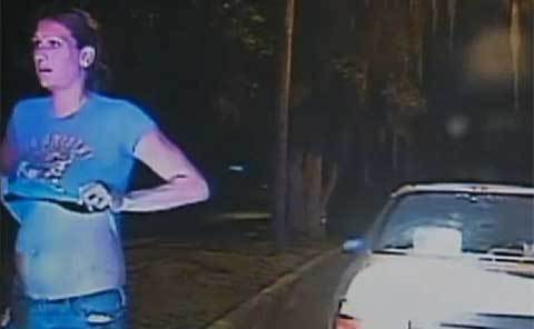 Cảnh sát giao thông bắt nữ tài xế vén áo kiểm tra