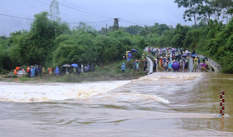 Đi xe máy qua đập tràn, hai thanh niên bị lũ cuốn trôi 5km