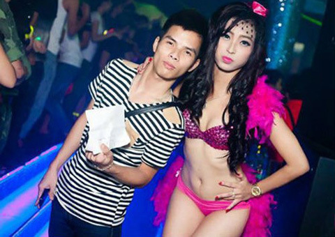 Nhan sắc nóng bỏng của người đẹp tắm sữa sexy trong bar