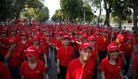 Sắc đỏ ngập đường thu Hà Nội