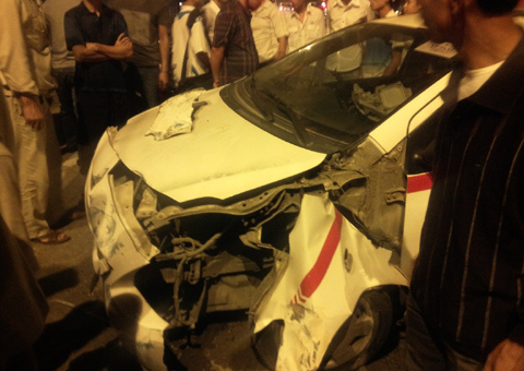 Hà Nội: Taxi mất lái, 'nuốt' 7m dải phân cách