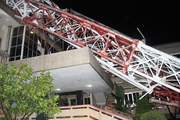 Hiện trường vụ đổ cột phát sóng 2 người chết