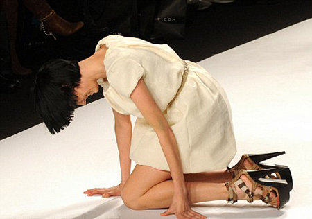 Nỗi ô nhục và luật im lặng trong làng mẫu Việt