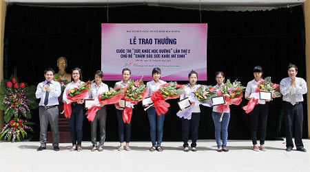 Trao giải cuộc thi chăm sóc sức khỏe nữ sinh
