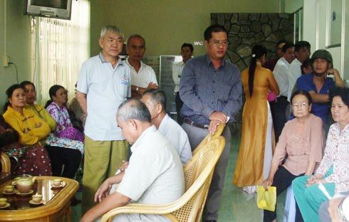 Người dân bủa vây quỹ tín dụng đòi tiền