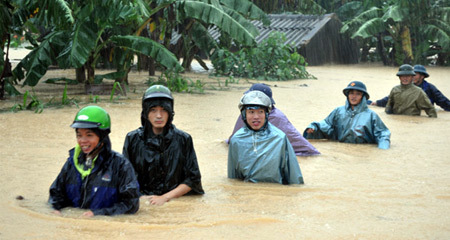 Vỡ đập, hàng ngàn hộ ngập lụt, ách tắc QL1A