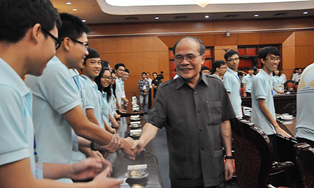 Chủ tịch Quốc hội nhắn trò giỏi 'phải biết nhả tơ’