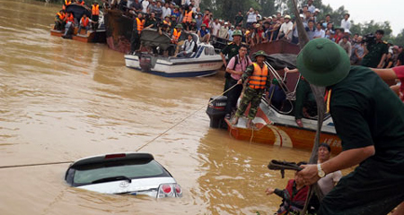 Tìm thấy thi thể PGĐ Sở và ô tô bị lũ cuốn