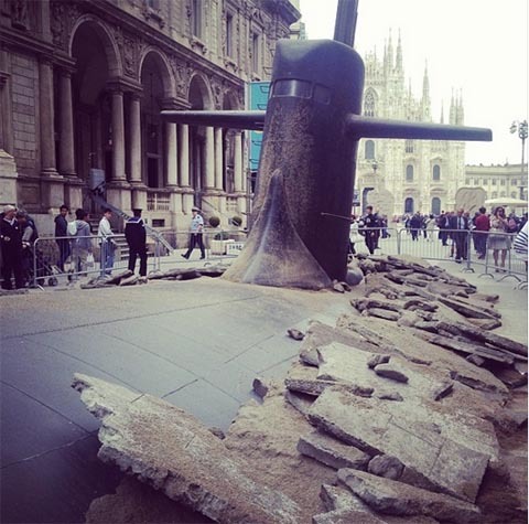 Tàu ngầm đột ngột nổi lên giữa phố