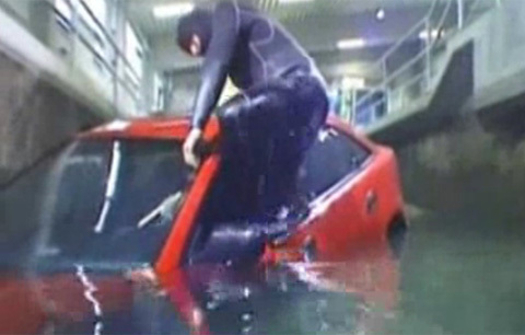 Cách thoát khỏi ô tô khi xe lao xuống nước