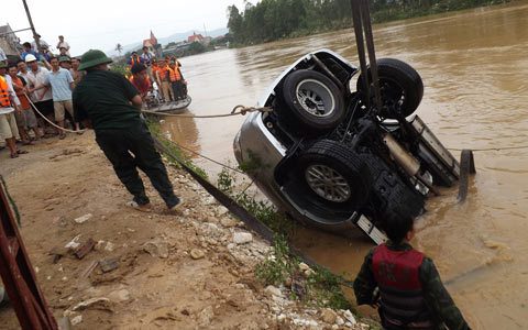 Thời sự trong ngày: PGĐ Sở bị lũ cuốn