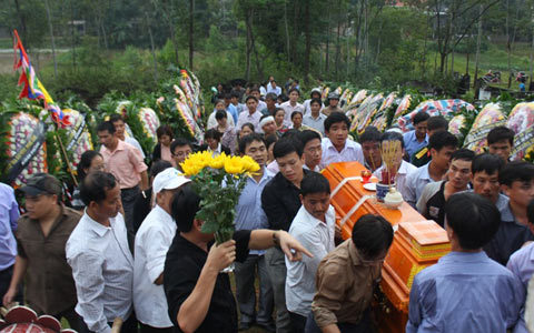 Đẫm nước mắt tiễn đưa PGĐ Sở bị lũ cuốn