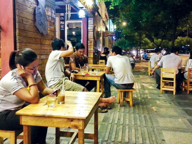 Ngày làm thuê DN lớn, tối hoành tráng ông chủ vỉa hè