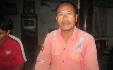 Chèo thuyền nan cứu 11 người trong lũ dữ