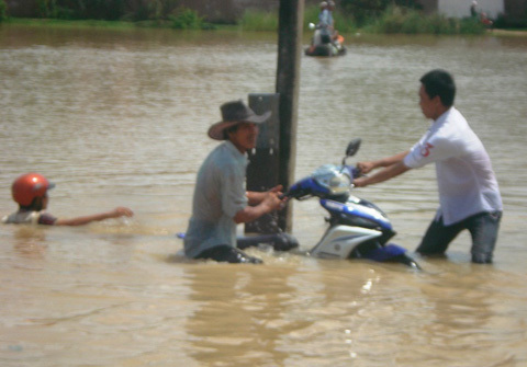 Chìm đò, hơn 10 người rơi xuống vùng nước ngập