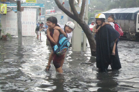 Vừa mưa đã ngập, phụ huynh cõng con đến trường