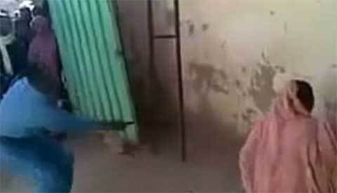 Bị cảnh sát đánh tơi bời vì đi cùng đàn ông lạ