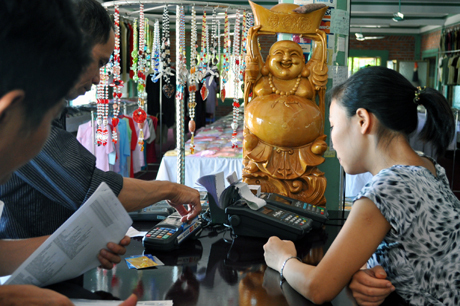 Độc chiêu rút tiền thẻ quốc tế qua POS thanh toán