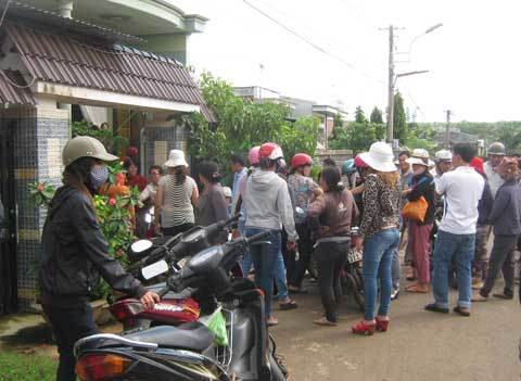 Hàng trăm người vây nhà chủ hụi