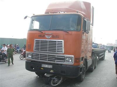 Xe container cán 2 người đi xe máy chết tại chỗ