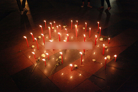 Hoa và nến lúc 0h trước nhà Đại tướng Võ Nguyên Giáp