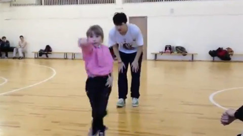 Bé gái khiêu vũ gây náo loạn sàn tập