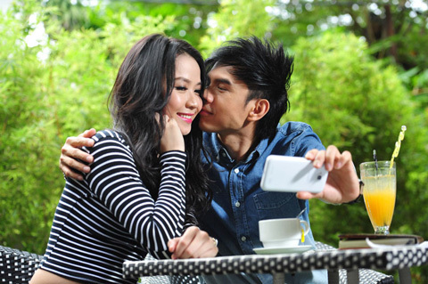 Đan Trường bị bắt gặp 'thân mật' với gái lạ trong quán cafe
