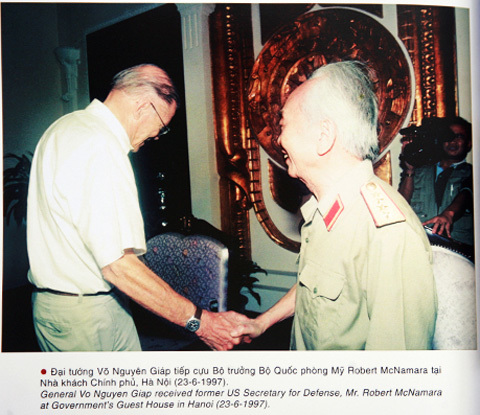 Chuyện 2 trung tá Mỹ quỳ dưới ảnh Tướng Giáp