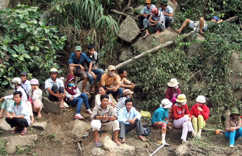 Đưa 2 thi thể nạn nhân ra khỏi hầm thủy điện