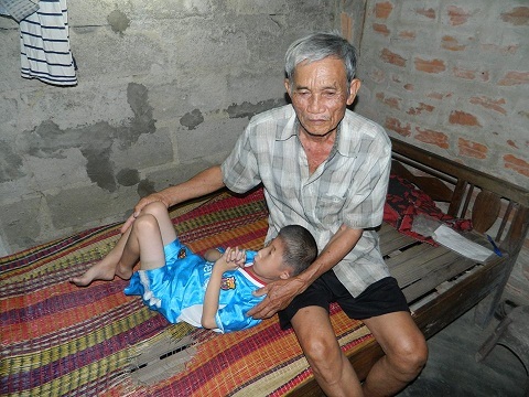 Cháu bé 10 tuổi đang khát sống từng ngày