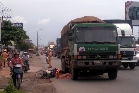 Xe ben lấn tuyến tông xe máy, cả gia đình bị nạn