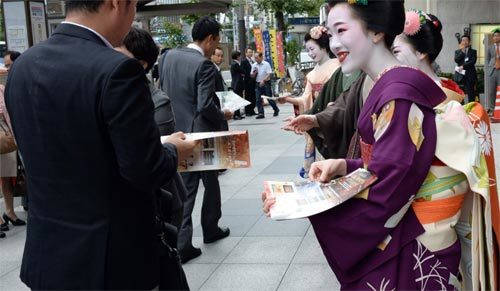 Ngắm các nữ sinh geisha Nhật xuống phố